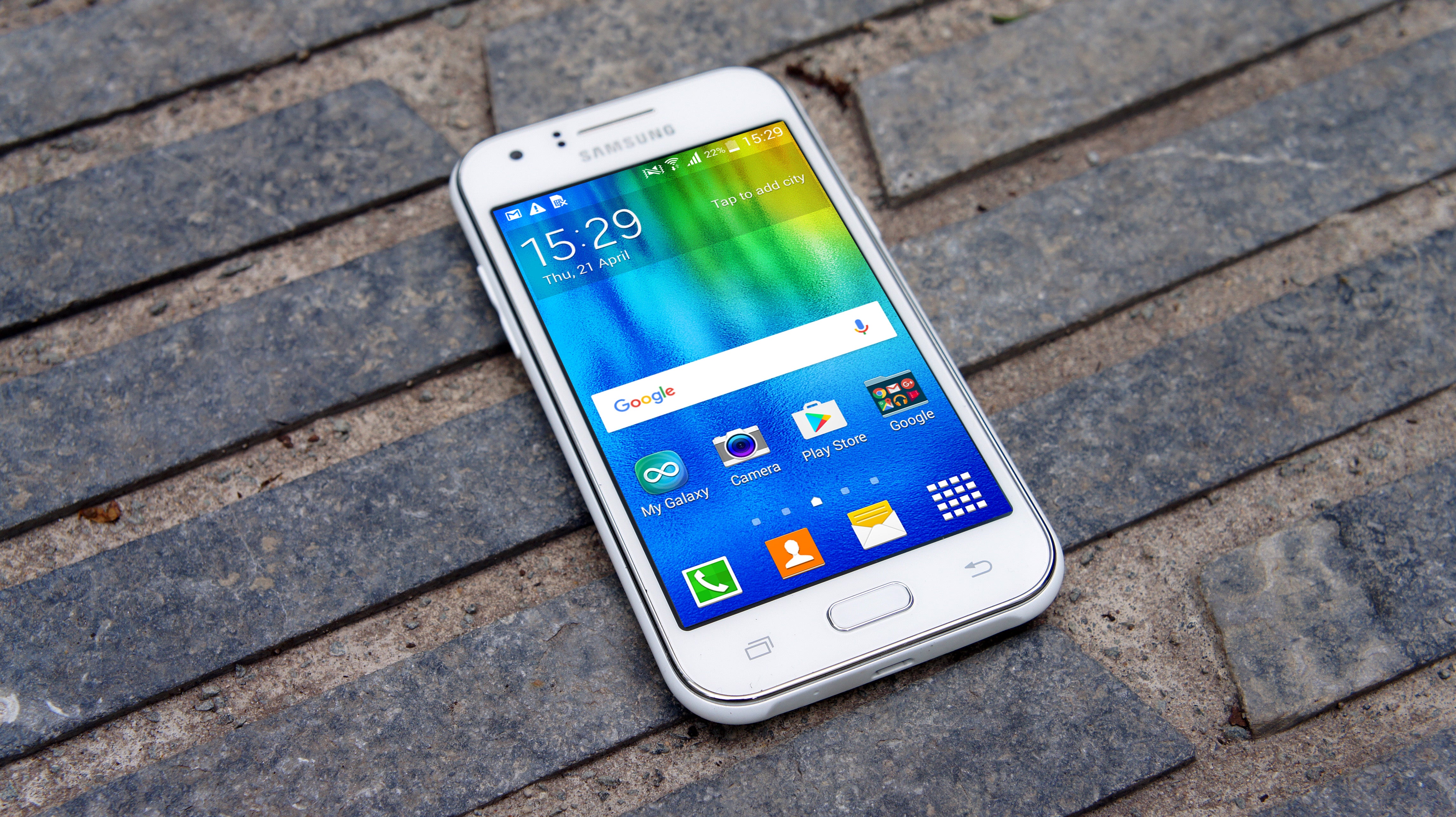 Onderdrukken Portaal span Samsung Galaxy J1 (2015) review: This is no Moto E | Expert Reviews