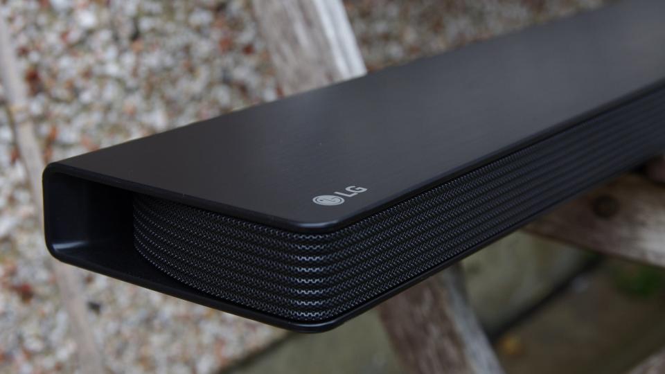 nordøst gispende Optagelsesgebyr LG SJ8 review: The ultra-slim soundbar that packs a powerful punch | Expert  Reviews